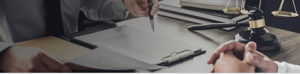 Abogados de derecho penal - profesionales conversando en un despacho junto con documentos