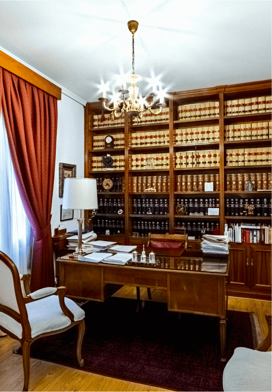 Despacho de abogados con una biblioteca
