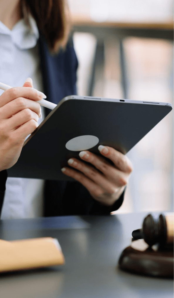 abogada leyendo documento en tableta digital