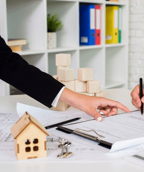 agente inmobiliario en firma de contratos y documentos inmueble