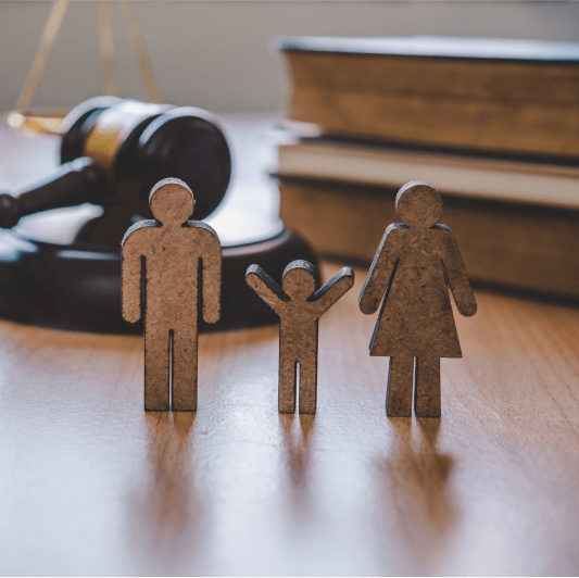 familia en figuras de madera con mazo de juez atrás derecho familia