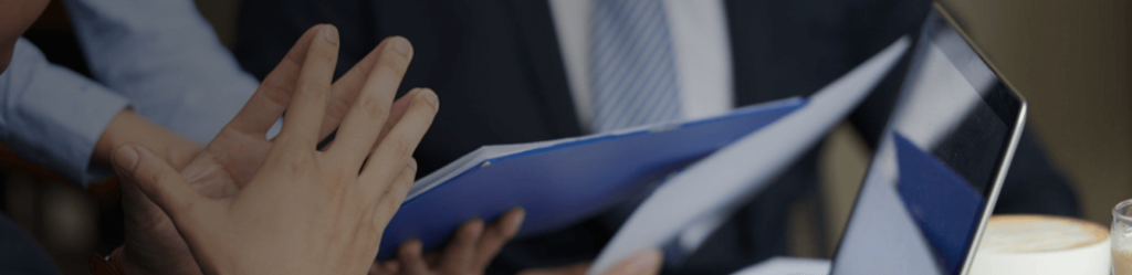 personas discutiendo sobre documentos y trámites