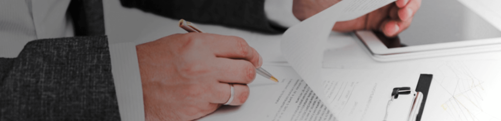 profesional firmando documentos