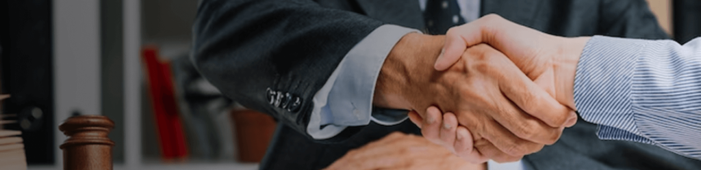 profesionales estrechando manos